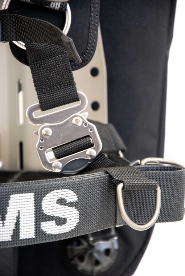 S11618001-OMS-Comfort-Harness-Close-Up-BuckleF78TUjcJHJ7iy